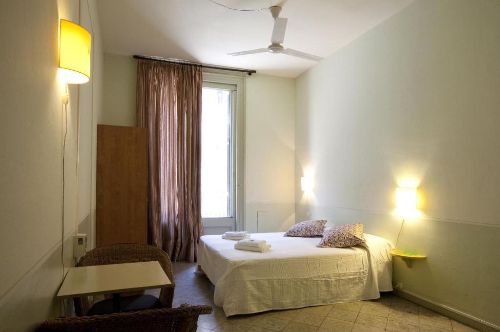 Hostal Agua Alegre Barcelona Exterior photo
